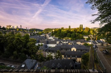 Lüksemburg Şehri Skyline ve Grund, Chemin de la Corniche 'den Sunset' te.