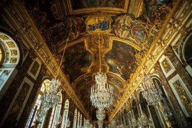 Versailles Sarayı 'nın Aynalar Salonunda İkonik Tavan Freskleri ve Avizeler - Versailles, Fransa
