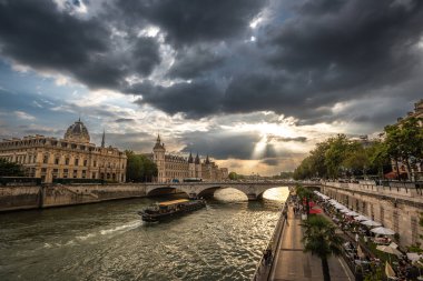 Sun Rays on Pont au Change ve Seine River - Paris, Fransa