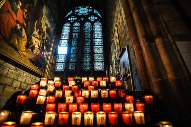 Notre Dame Katedrali 'ndeki Lekeli Camların Altında Aydınlatılmış Adak Mumları - Paris, Fransa