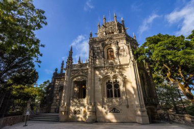 Quinta da Regaleira Sarayı 'nın Sekizgen Kulesi Bir Yaz Günü - Sintra, Portekiz