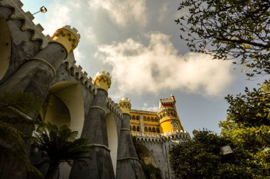 Pena Sarayı 'nın Kemerleri ve Kuleleri Bir Yaz Günü - Sintra, Portekiz