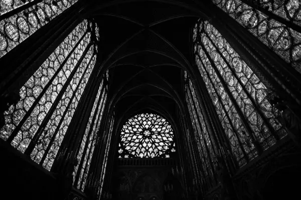 Monochrome 'daki Saint Chapelles Gotik Mimarisinin İçi - Paris, Fransa