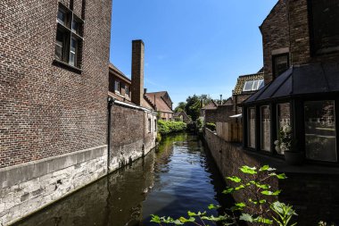 Geleneksel Tuğla Binalarıyla çevrili Idyllic Su Yolu - Bruges, Belçika