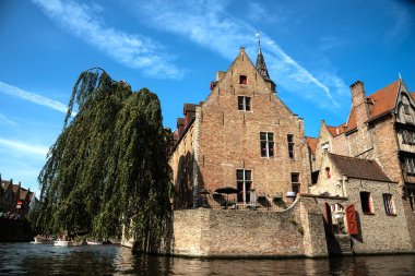 Rozenhoedkaai 'deki Dijver Kanalı' na bakan Ortaçağ Cephesi ve Ağlayan Ağaç Bruges, Belçika