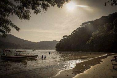 Ilha Grande 'de Sakin Bir Plajda Altın Saat Rio de Janeiro Eyaleti, Brezilya