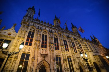 Bruges Belediyesinin Aydınlanmış Gotik Yüzü - Belçika