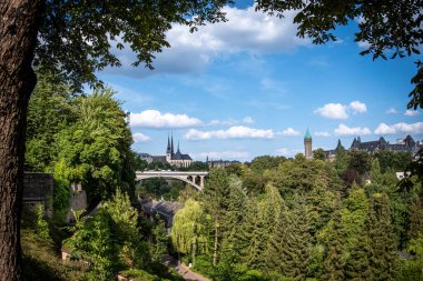 Adolphe Köprüsü ve Notre-Dame Katedral Kuleleri ile Lüksemburg 'un Manzarası Yaz Gününde