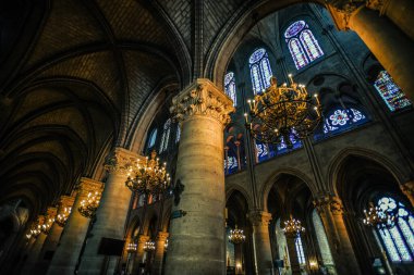 Notre Dame Katedrali Yüksek Sütunlar ve Kemerler - Paris, Fransa