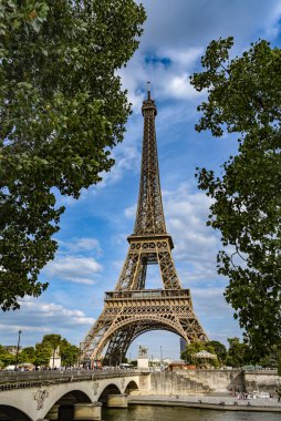 Eiffel Kulesi ve Pont d 'Iena Seine Nehri' nin üzerindeki yeşillik tarafından çerçevelenmiştir - Paris, Fransa