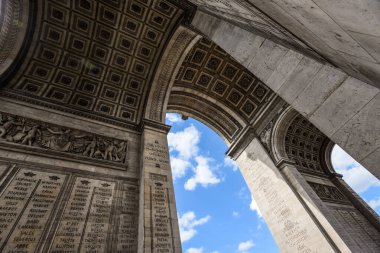 Güneşli bir günde Zafer Takı 'nın yukarı bakış açısı - Paris, Fransa