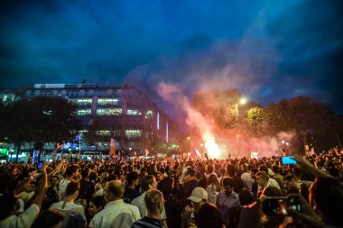 Champs-Elysees 'de dramatik bir akşam göğü altında kutlama - Paris, Fransa
