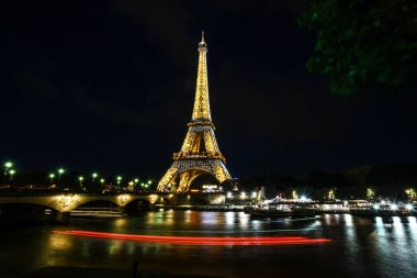 Işık Yolları ve Eyfel Kulesi Gece Yansıması - Paris, Fransa