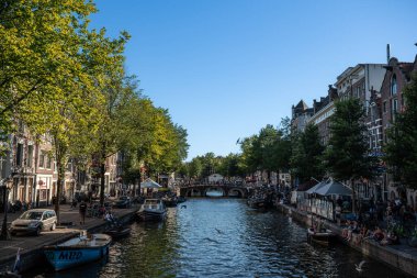 Amsterdam Kanalları 'nın canlı atmosferi Bir Yaz Günü - Amsterdam, Hollanda
