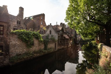 Idyllic Canal - Bruges, Belçika 'dan Charming Brick and Timber Buildings
