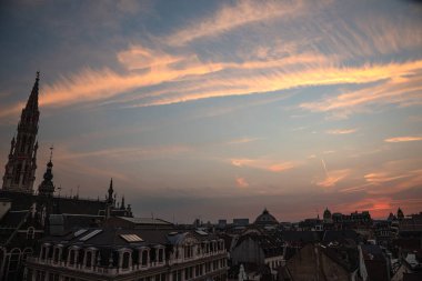 Brüksel 'in Üstündeki Altın Gün Batımı Bulutları - Belçika