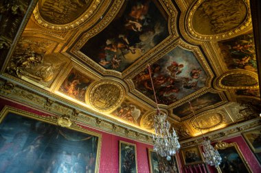 Versailles Sarayı 'ndaki Mars Salonu' nun Tavan ve Avizelerini süsleyin.