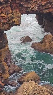 Boca do Inferno 'nun kayalıklarına çarpan dalgalar - Cascais, Portekiz