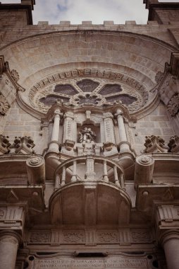 Porto Katedrali 'nin Süslü Taş Cephesi Düşük Açı Görünümü - Portekiz