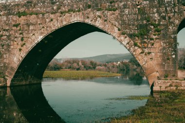 Lima Nehri Ponte de Lima - Portekiz 'deki Roma Köprüsü kemeri tarafından çerçevelenmiştir.