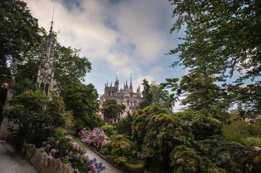 Quinta da Regaleira 'nın Lush Bahçeleri' nin ortasında Sintra, Portekiz