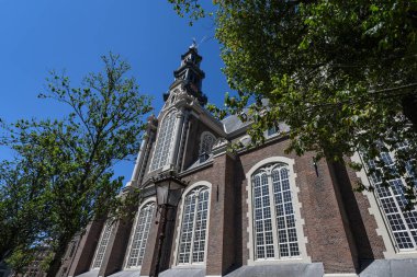 Westerkerk Kulesi 'nin Düşük Açı Görünümü ve Açık Bir Gün - Paris, Fransa