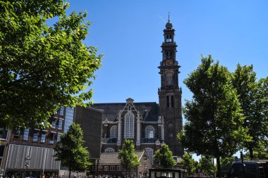 Westerkerk Tower ve Anne Frank House Amsterdam 'da güneşli bir günde