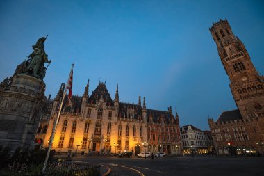 Grote Markt, Bruges, Belçika 'daki Dusk' ta Aydınlanmış İl Hof ve Çan Kızartması