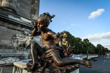 Pont Alexandre III - Paris, Fransa 'da Aşk Kilitleri ile süslenmiş Bronz Melek Heykeli