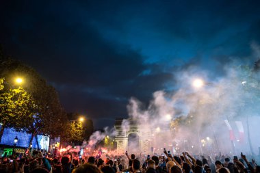 Fransa 'nın 2018 Dünya Kupası' nda Belçika 'ya karşı kazandığı yarı final zaferinden sonra Şanzelize' de kalabalık kutlamaları