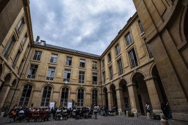 Sorbonne Hukuk Fakültesi Avlusunda Akademik Etkinlik - Paris, Fransa