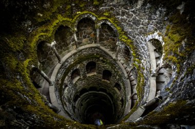 Quinta da Regaleira 'da Yosun Kaplama Taş Duvarları Sintra, Portekiz