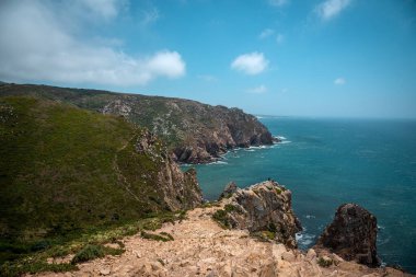 Cabo da Roca 'nın Atlantik Okyanusuna bakan engebeli kıyı şeridi - Portekiz
