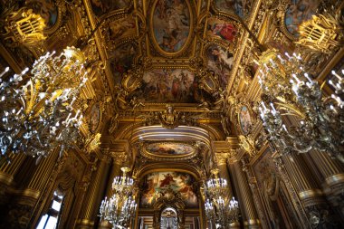 Garnier Büyük Fuar Salonu 'nun Opulent Tavan Freskleri ve Avizeleri - Paris, Fransa