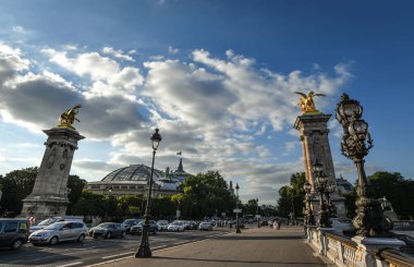 Pont Alexandre III 'te trafik vardı. Arka planda Grand Palais - Paris, Fransa