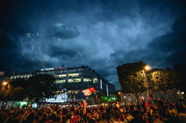 Fırtınalı Gökyüzü Altında Şanzelize 'de Seyirciler Seviniyor - Paris, Fransa