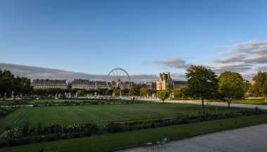 Jardin des Tuileries ve Louvre in the Golden Hour - Paris, Fransa
