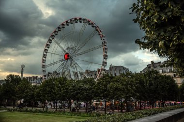 Tuileries Garden 'daki Dönme dolabın üzerindeki Fırtına Bulutları - Paris, Fransa