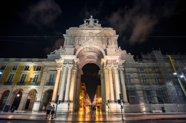 Praca do Comercio 'daki Rua Augusta Kemeri' nin Gece Görüşü - Lizbon, Portekiz