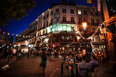 Geceleri Saint-Gery Meydanı 'nda açık hava kafeleri ve festival ışıkları - Brüksel, Belçika