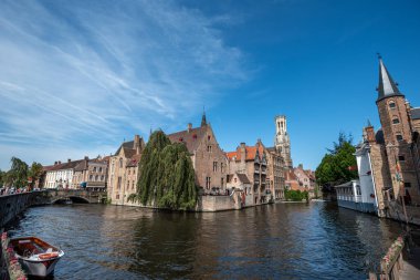 Güneşli bir günde Rozenhoedkaai ve Belfry in Bruges 'un Manzarası - Bruges, Belçika