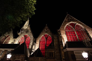 Kırmızı Lekeli Cam Pencereli Tarihi Oude Kerk - Amsterdam, Hollanda
