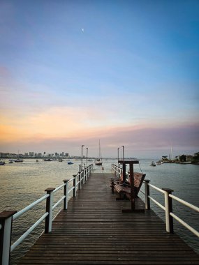 Alacakaranlık Rio de Janeiro, Brezilya 'da Guanabara Körfezi' ne bakan ahşap iskele