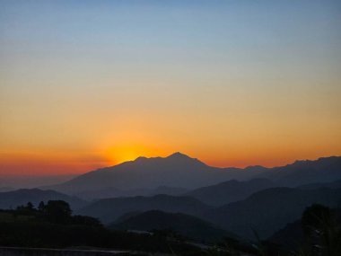 Petropolis, Brezilya 'da Renkli Günbatımı Gökyüzü Altında Tepelerin Katmanları