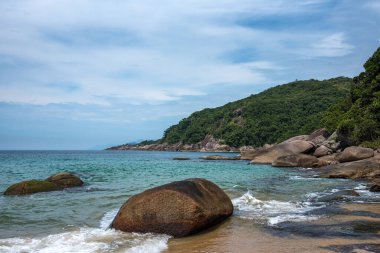 Brezilya 'da uzak bir plajda kayaların üzerinde dalgalar sürükleniyor Angra dos Reis, Rio de Janeiro, Brezilya