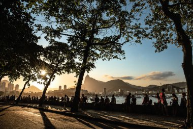 Gün batımında Urca Körfezi 'nde toplanan kalabalık Corcovado Dağı - Rio de Janeiro, Brezilya