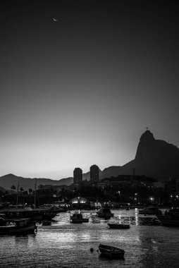 Urca ve Corcovado Dağı 'nın tek renkli manzarası Rio de Janeiro, Brezilya