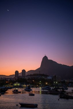 Rio Skyline üzerindeki hilal ay ve Alacakaranlıktaki Corcovado Dağı - Rio de Janeiro, Brezilya