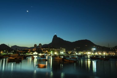 Alacakaranlık Rio de Janeiro, Brezilya 'da Corcovado Dağı ile Urca Limanı' nda tekneler