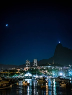 Rio de Janeiro, Brezilya 'da Guanabara Körfezi' nde Ay ışığı altında tekneler